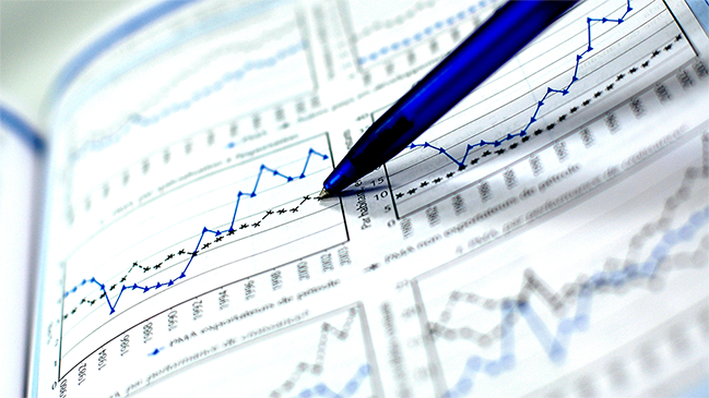 verweist auf: Monitoring Blatt mit Diagrammen und Stift (verweist auf: Monitoring)